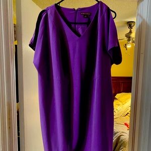 Women dress.  Great for a night out.  size 18/20.  Stop right above the knee.